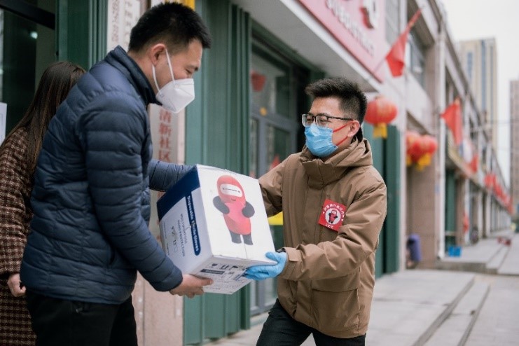 志愿者摘口罩展现真实自我，传递温暖力量时刻